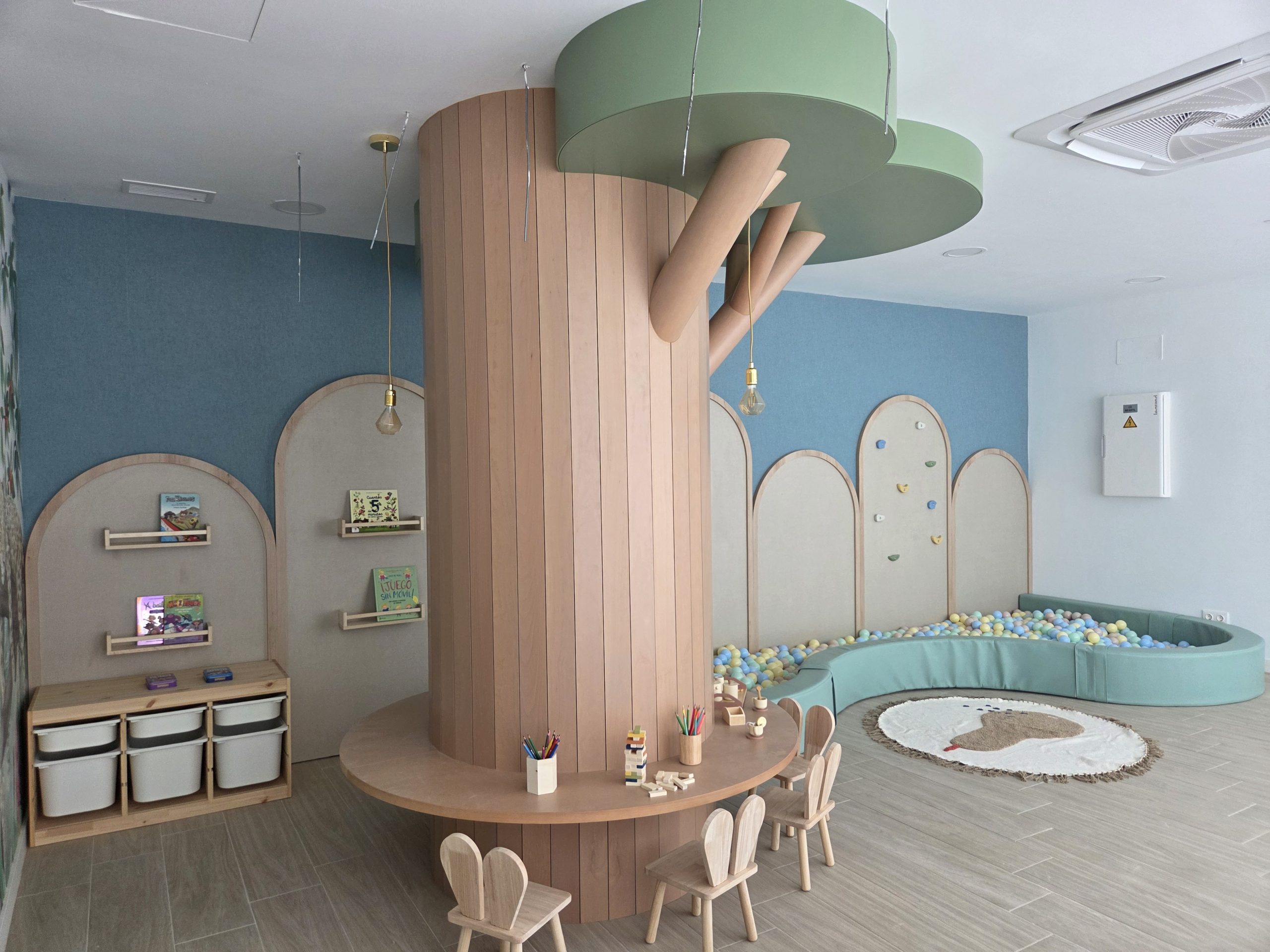 Tronco, ramas y copa del árbol de madera ya montados en el aula