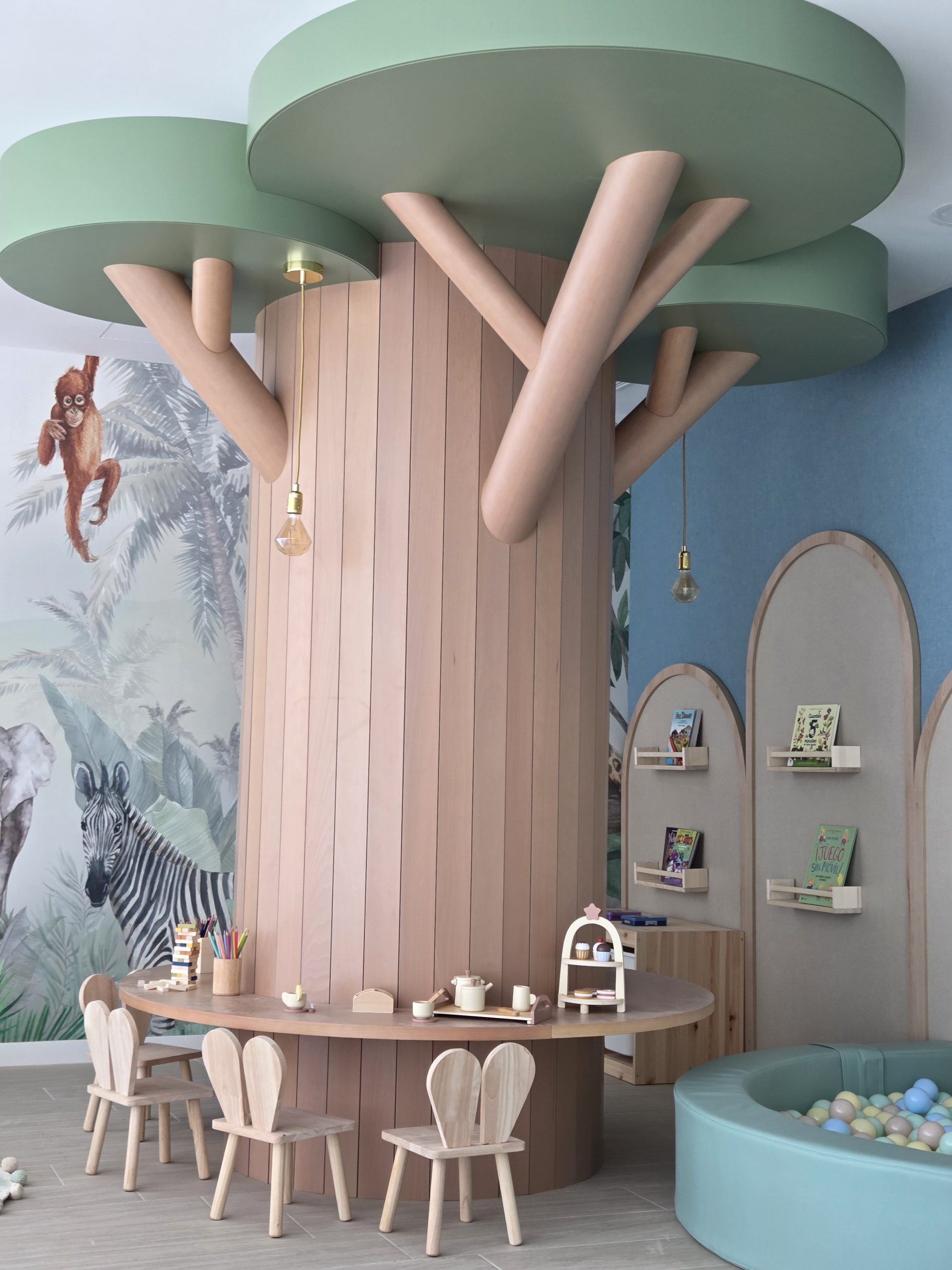 Recreación de árbol de madera a medida para aula de día, fabricado por Carindeco (vista 2)
