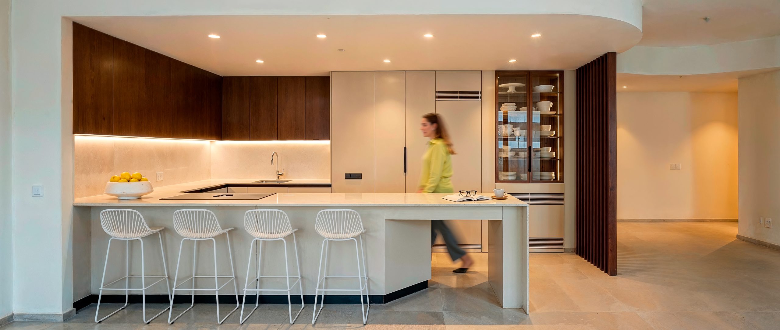 Cocina a medida en Sevilla con isla y muebles de madera