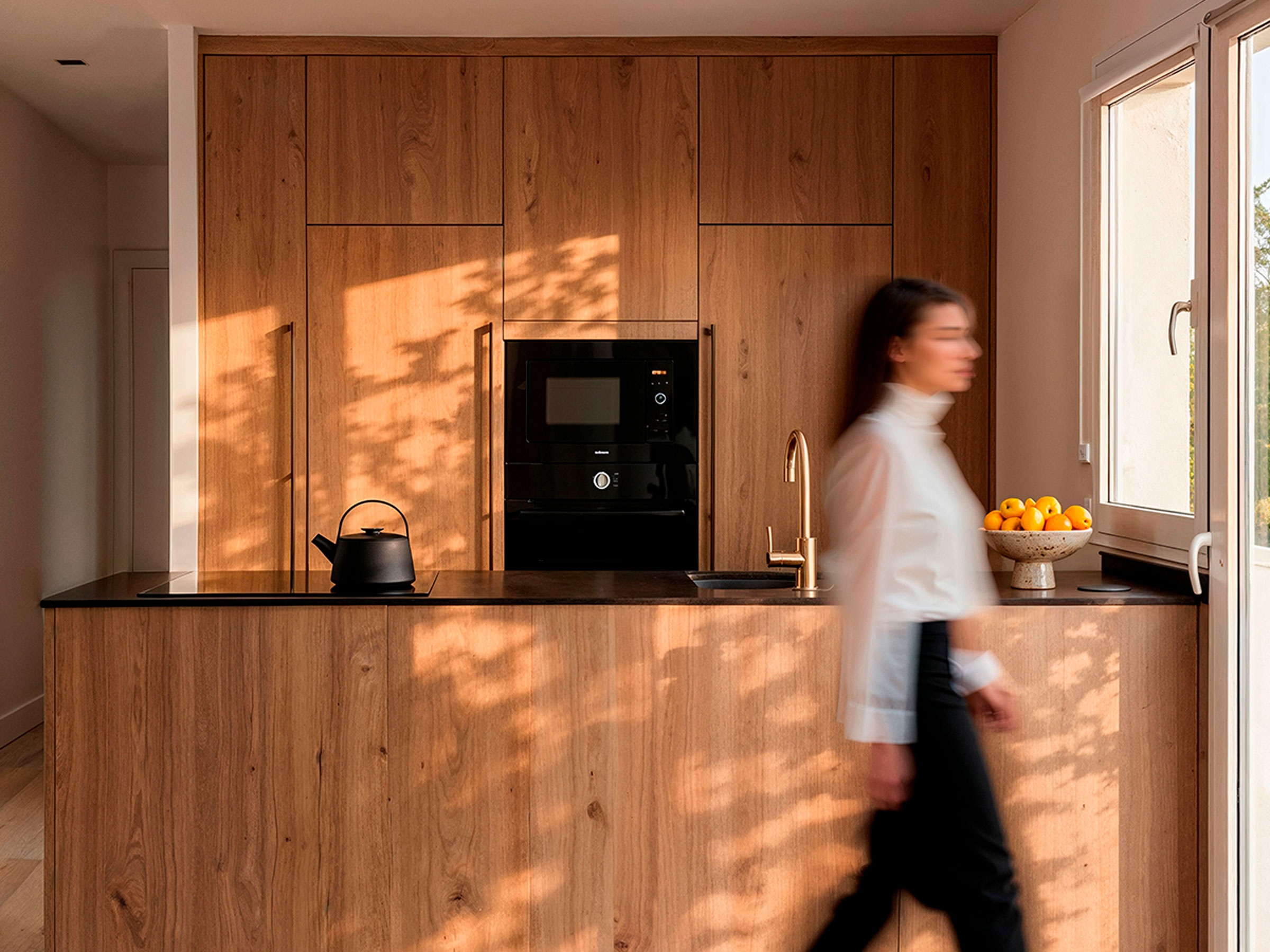 Cocina a medida Arantxa: madera natural con isla y encimera negra