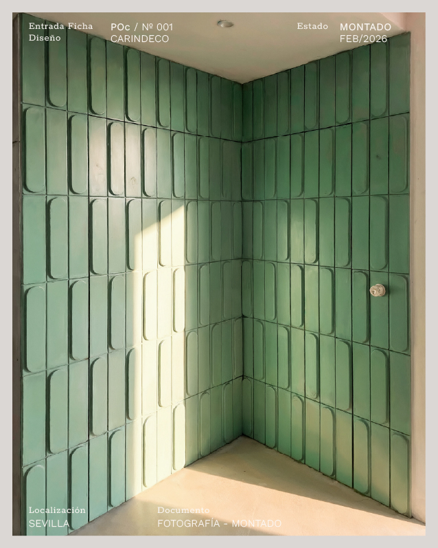 Panelado de madera en esquina con puertas ocultas (vista 5)