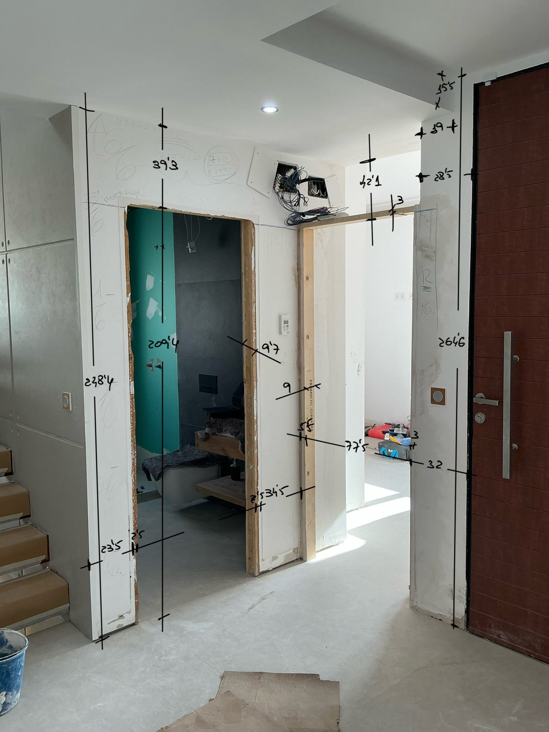 Panelado de madera en esquina con puertas ocultas (vista 3)