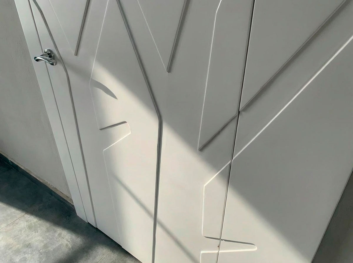 Puerta de paso pantografiada en madera a medida (vista 2)