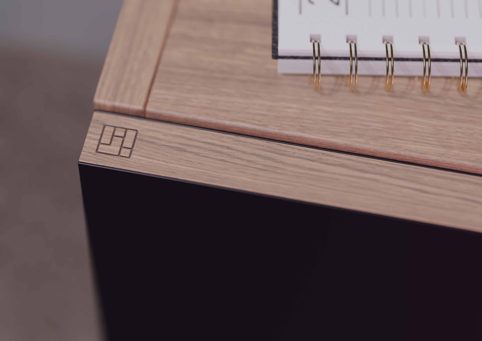 Símbolo de Carindeco grabado en la madera de un mueble