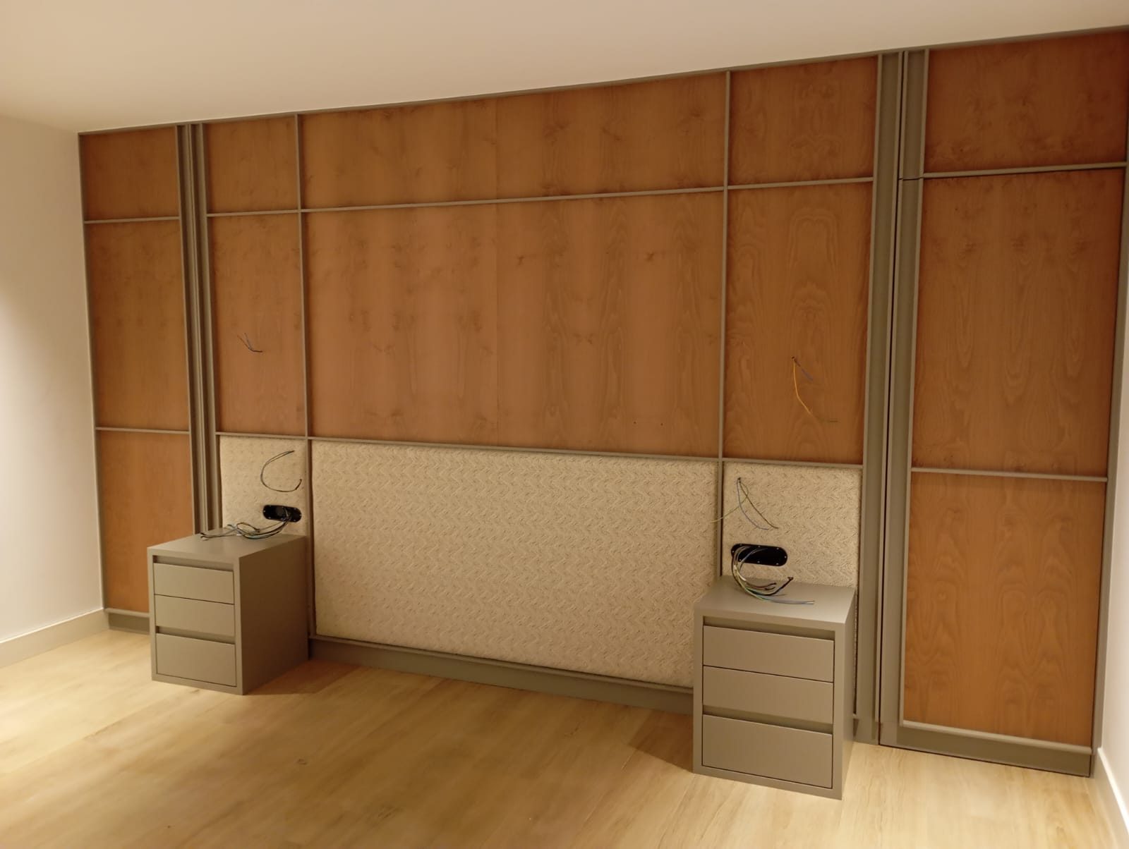 Forrado de cabecero de cama panelado en madera, foto de obra