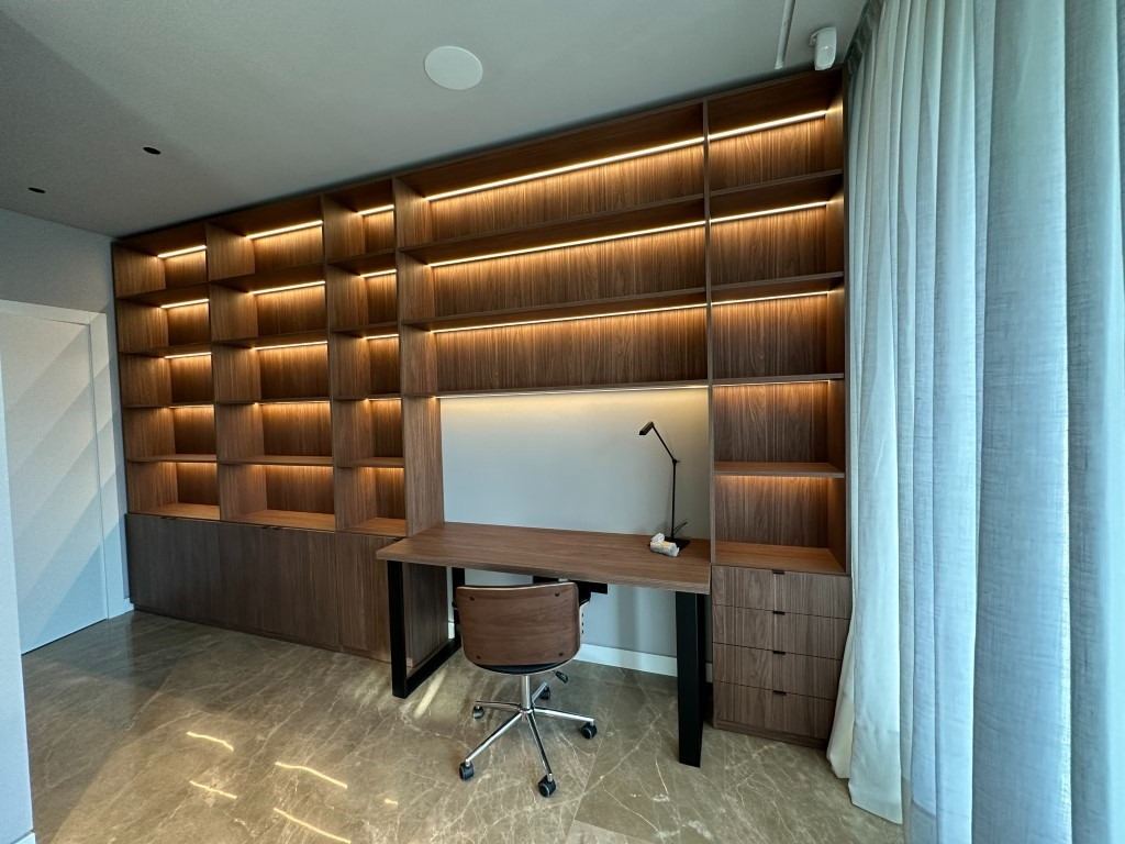 Librería y escritorio a medida de nogal instalados en la vivienda