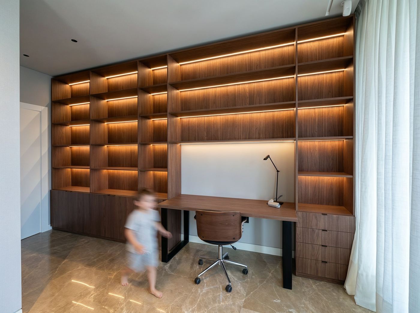 Vista general de la librería a medida de pared completa con escritorio integrado