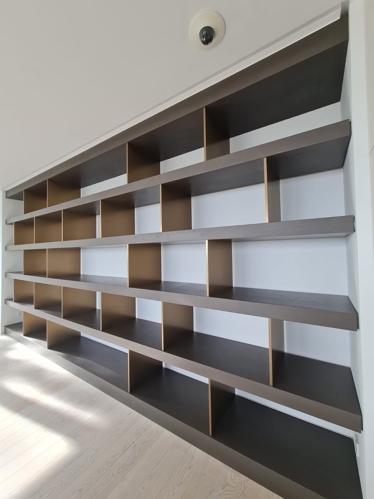 Estantería librería a medida, foto de obra vacía