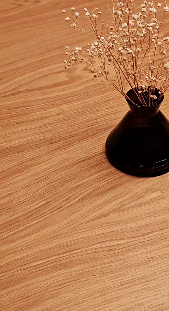 Veta del tablero de roble con un jarrón negro