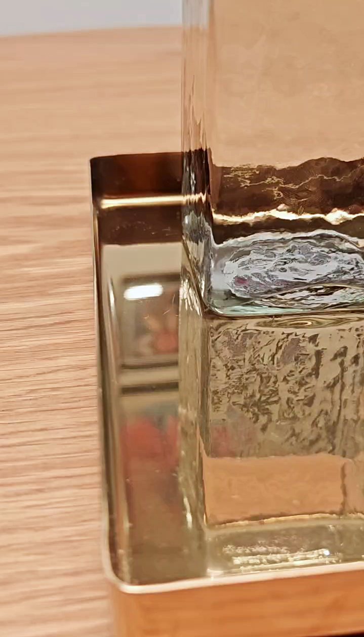 Vaso de cristal sobre la madera de roble de la mesa