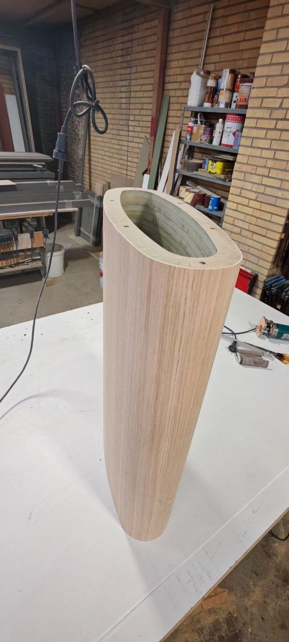 Pata de la mesa terminada, forrada de chapa de roble