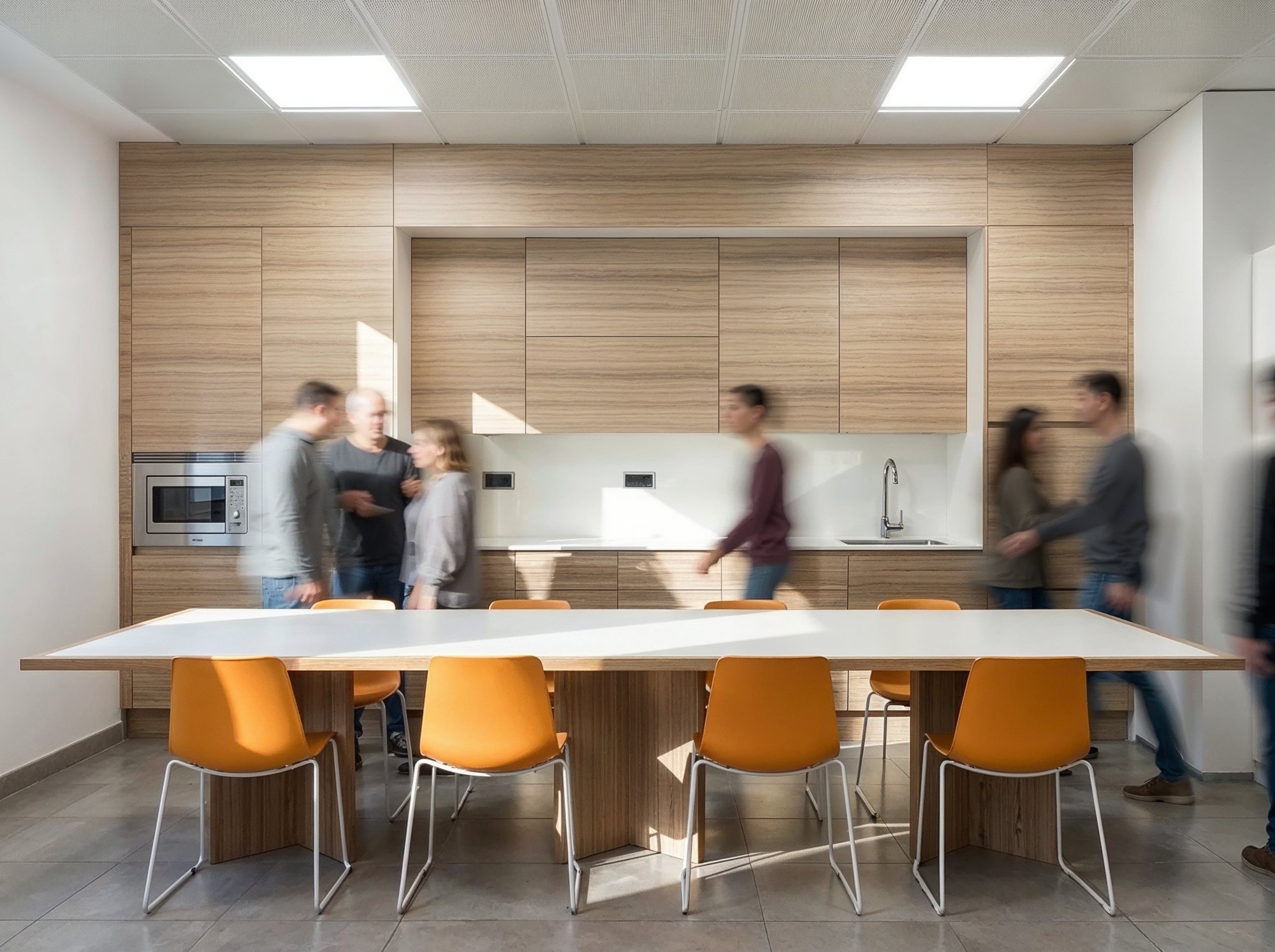 Mesa larga de la office frente a la cocina en acabado madera