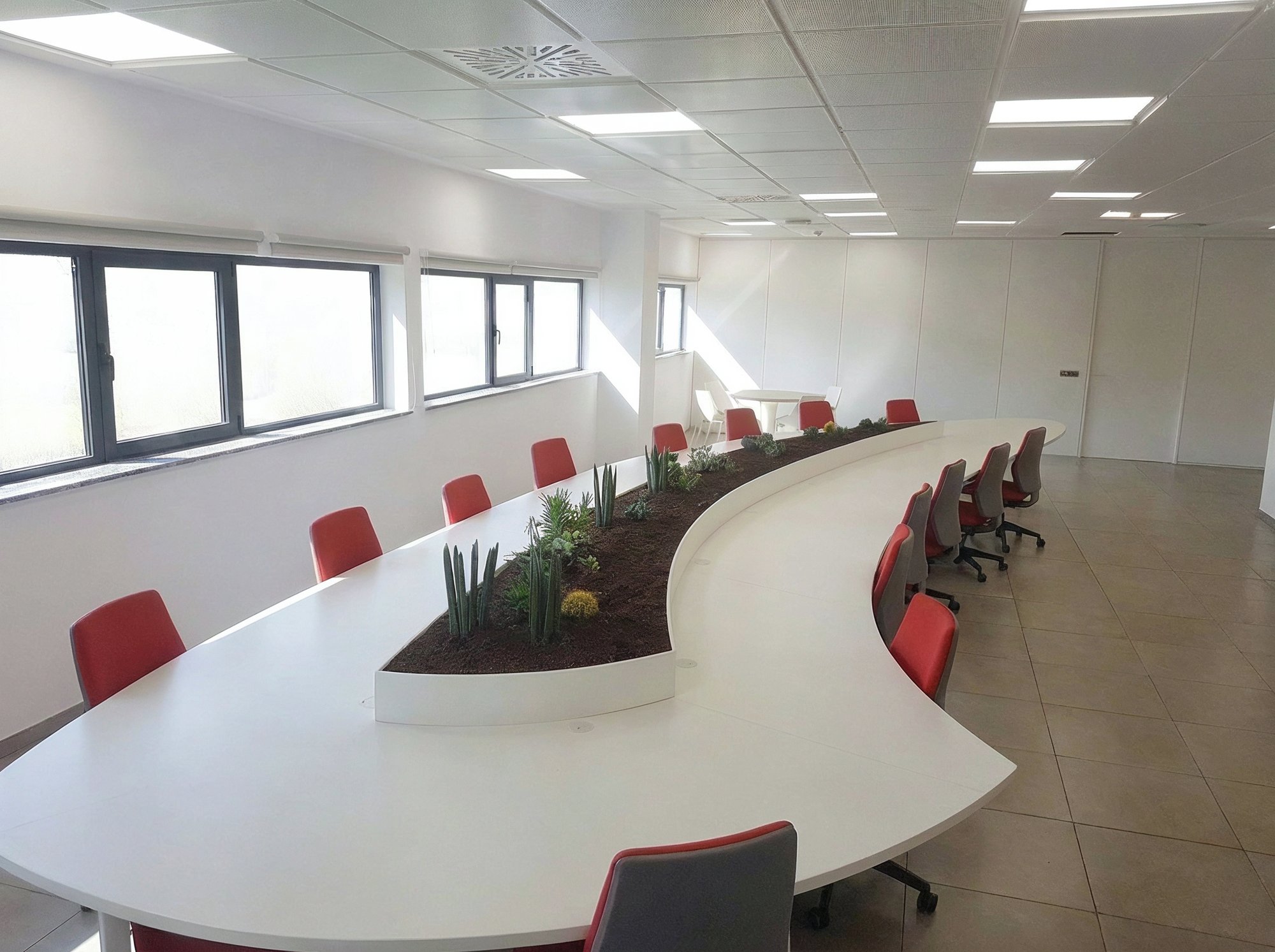 Mesa de oficina en S con jardinera integrada en el tablero