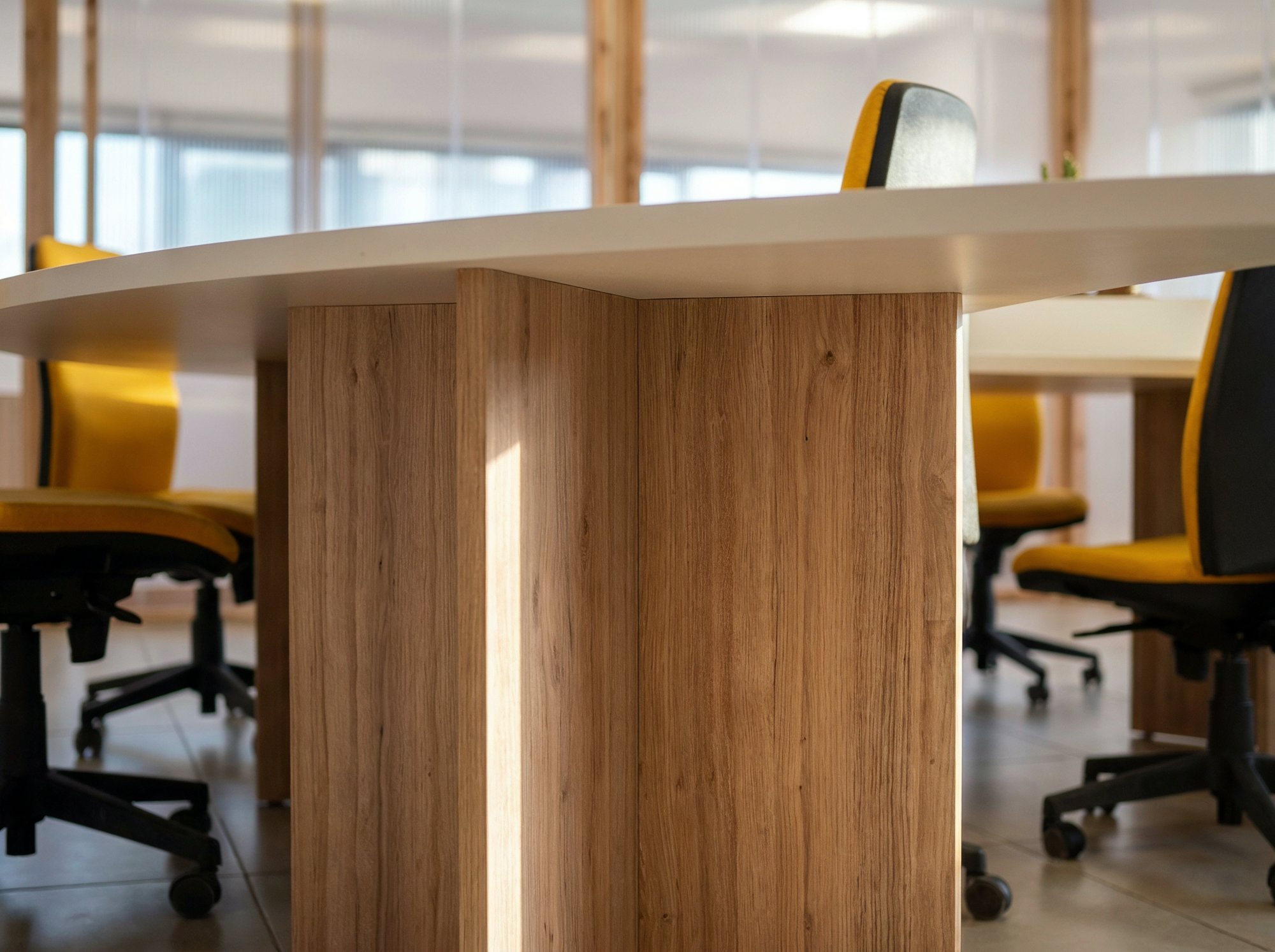 Detalle de la base en acabado madera de una mesa de oficina