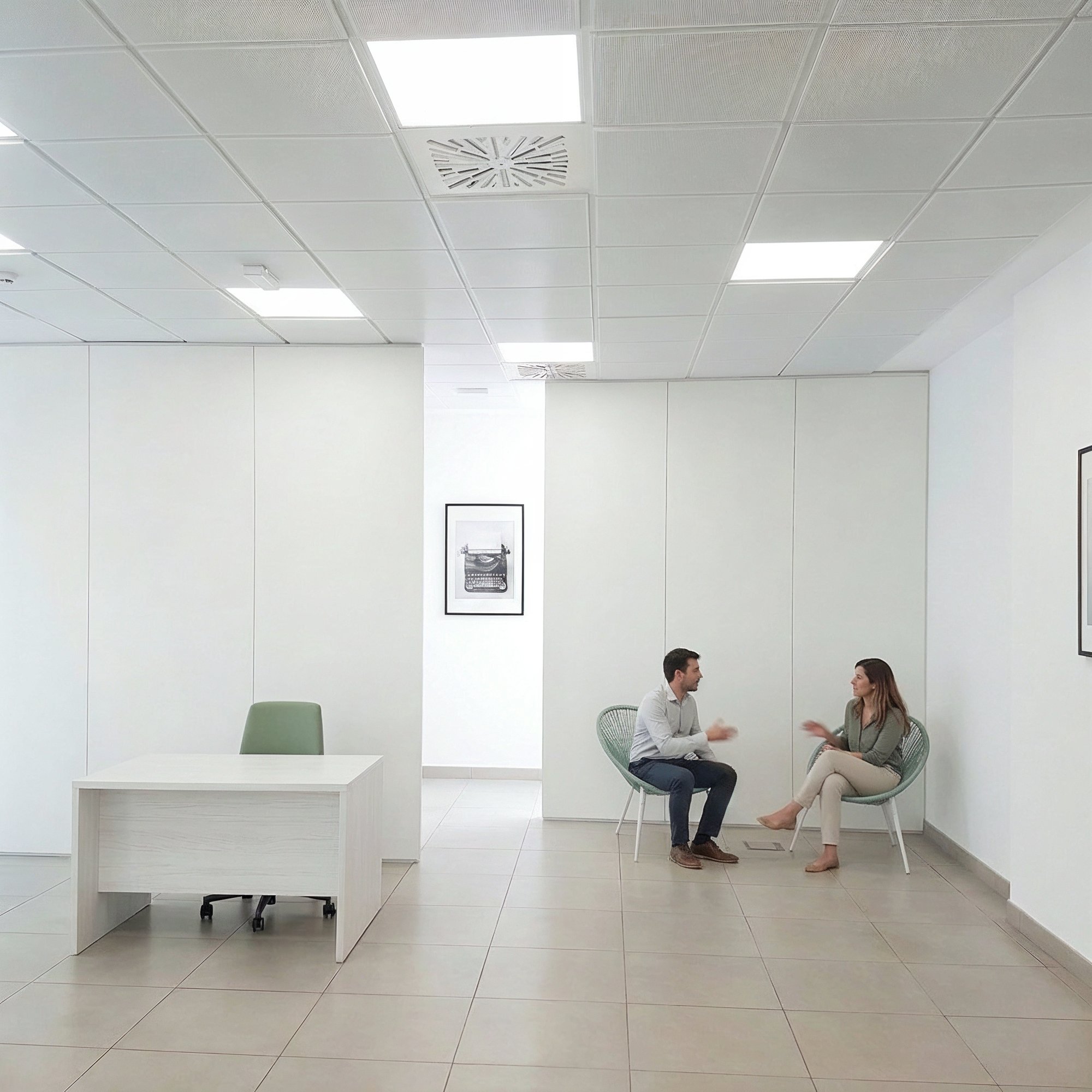 Recepción con volúmenes de armario blancos que hacen de tabique