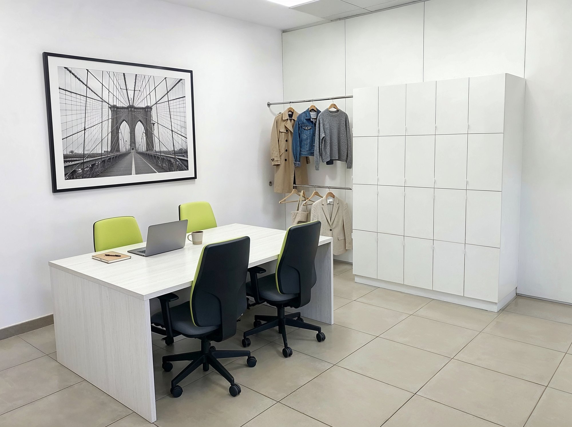 Taquillas blancas a medida junto a una sala de trabajo