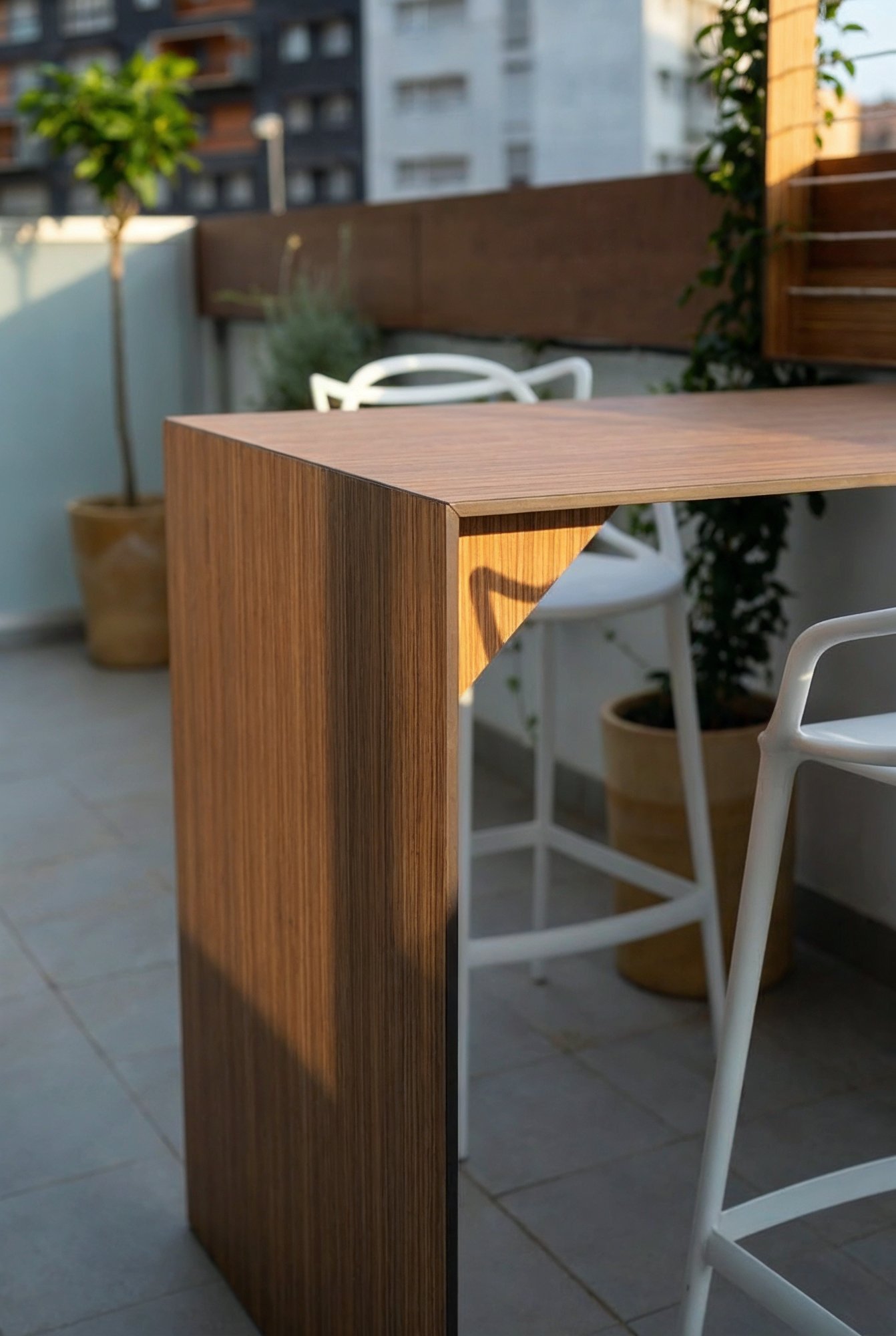 Esquina de la barra alta de terraza en forma de L