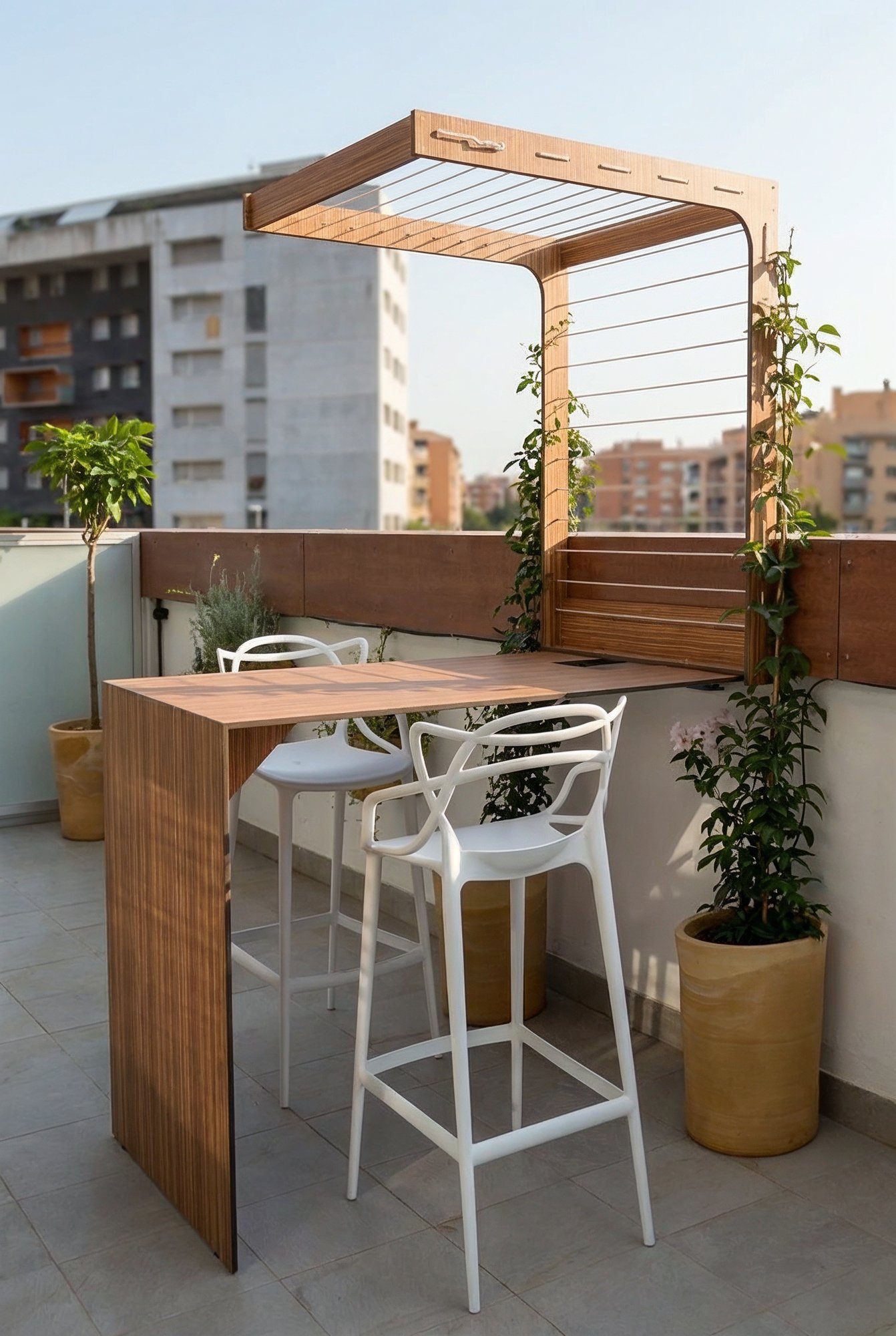 Terraza con barra alta y pórtico con cuerdas para plantas trepadoras