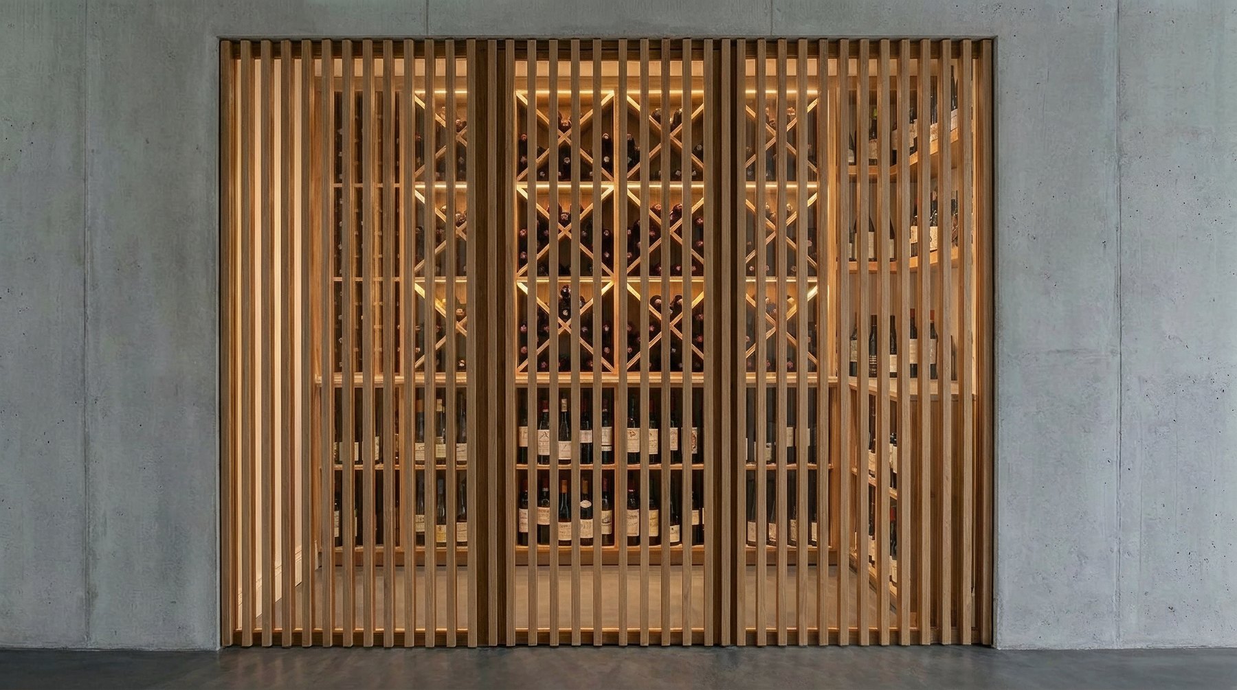 Vinoteca a medida cerrada con alistonado vertical de madera