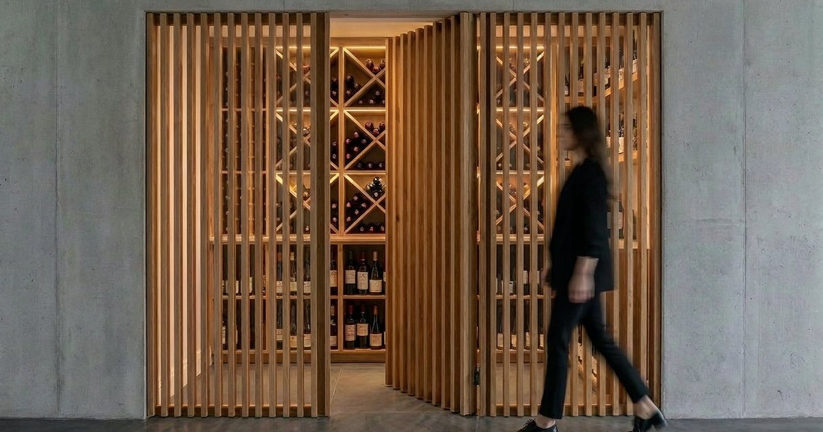 Vinoteca a medida de roble para 300 botellas con módulos en X e iluminación LED