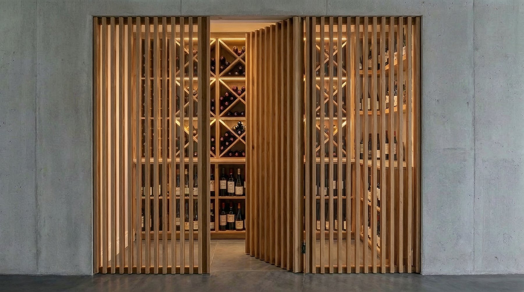 Vinoteca a medida con la puerta central abierta